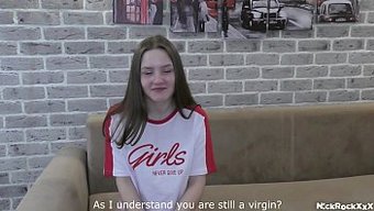 观看一个惊人的少女体...