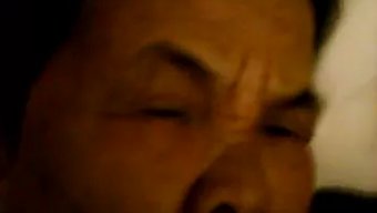 亚洲熟女享受热辣的三人行