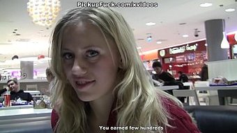 真正的女孩在公共厕所里口交