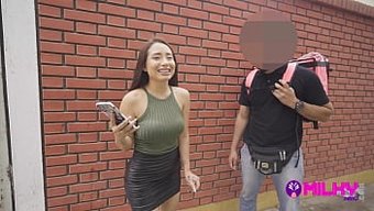 大屁股拉丁美女的公共...