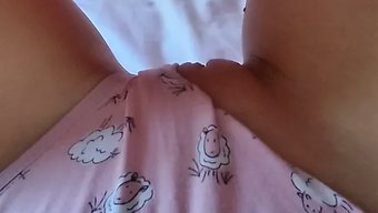 女孩自慰到高潮的自制视频