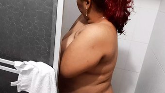 成熟的哥伦比亚妈妈的...