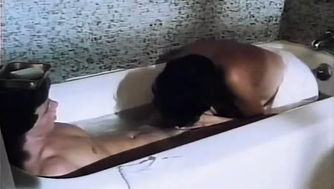 继母和儿子参与热辣的三人行