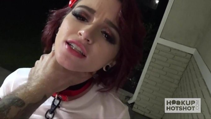 18岁的女孩与网上认识的男人进行粗暴的交