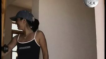 被诱惑屈服:年轻女孩...