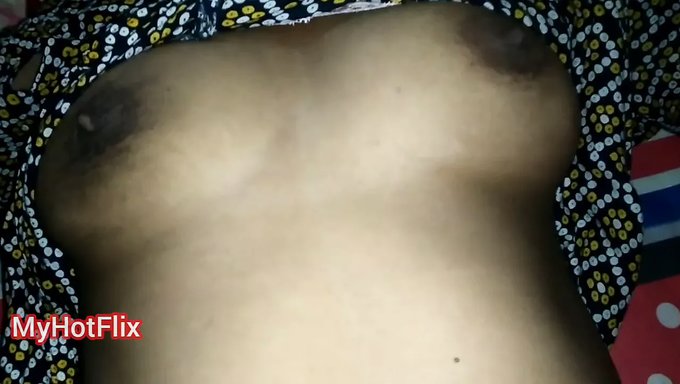 一对热辣辣的年轻情侣,热恋中,在沙发上浪漫做爱。