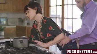 继女和继母随时随地都...