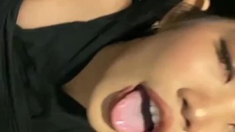 小巧的亚洲少女emm...
