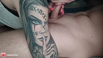 深色头发的美女用舌头...