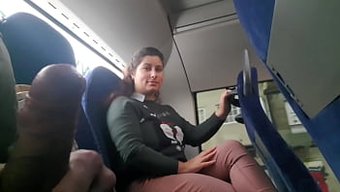 一对夫妇在公共汽车上...