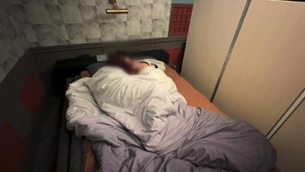 一个已婚女人在车里偷...