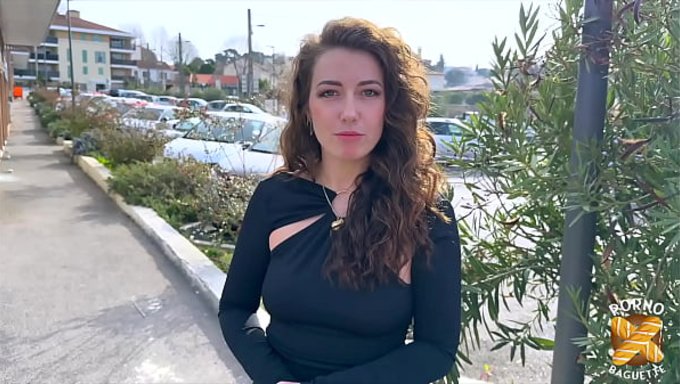 27岁的livia永远需要更多的肉棒,惊人的三人行