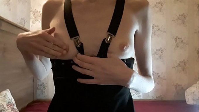 年轻的素人先是挑逗她的奶头,然后狠狠地撸了起来。
