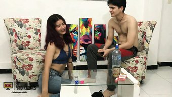 棕色头发的拉丁美女给...