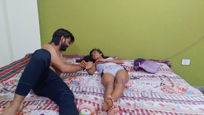 印度大学女孩在泰米尔语中享受口交和插入式性爱