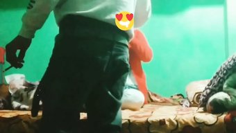 印度情侣在男女同寝室...