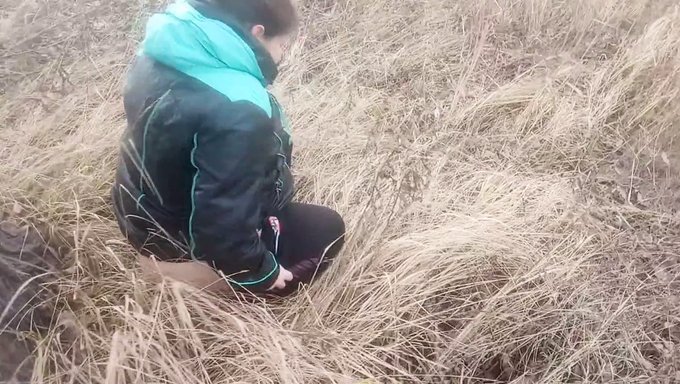 公共阴道:一个十几岁的女孩(18+)在公共场合撒尿并脱光衣服
