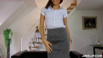 美丽的棕发女郎接受了...