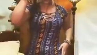 穿着丝袜的熟女在狂欢...