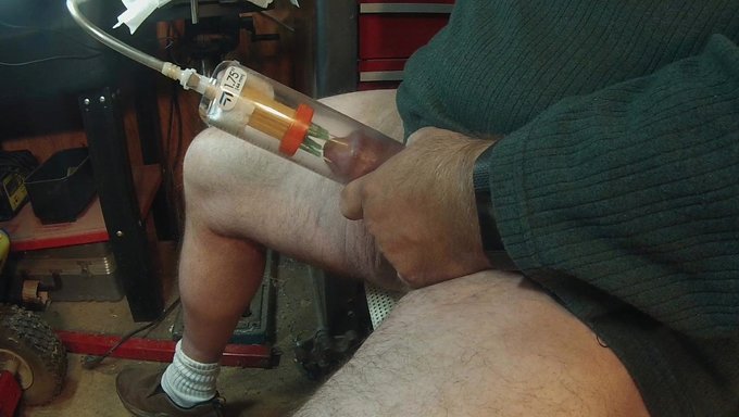 被针扎的男人:被针扎和被困的同性恋视频