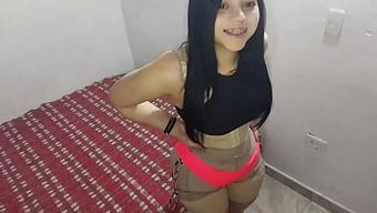 美丽的少女惊人的乳房...