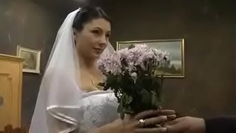新娘在婚礼上和男人疯狂乱搞