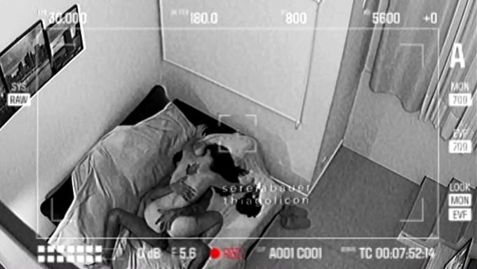 一个女人在丈夫工作的时候被她的情人用安全摄像头操了。