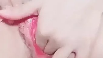 用美丽的毛茸茸的阴部自慰