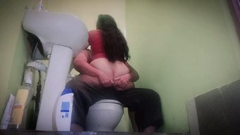 妻子的朋友在浴室里被...