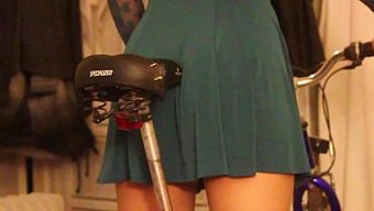 18+青少年骑着自行...