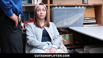 小胸部的少女被大鸡巴...