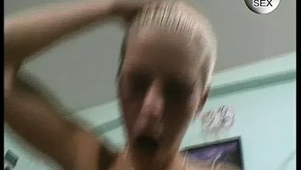 成熟女人教年轻女孩如何深喉