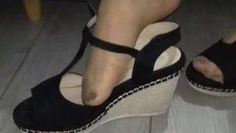 美丽的波兰女人穿着丝...