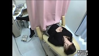 日本妻子在桌子上羞耻...