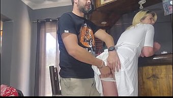 可爱的继妹张开双腿,...