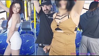 一个性感的女人在拥挤...