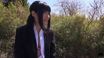 瘦小的日本大学男孩穿...