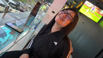 我抱起我的继表姐,然...
