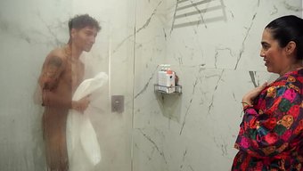 大屁股妈妈先打了继子...