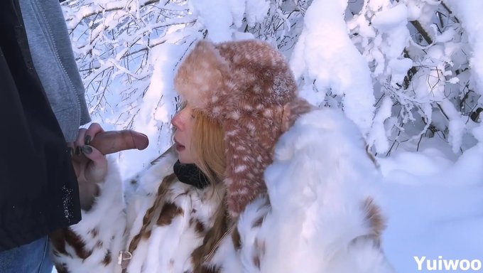 她大胆地在户外口交,俄罗斯的寒冷达到了-30°c。