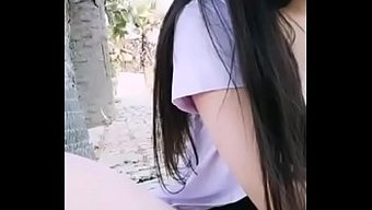 在镜头前拍摄自己