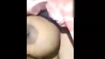 女孩在浴室里用大胸部...