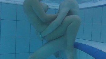 大胸部的18+夫妇沉...