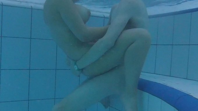 大胸部的18+夫妇沉迷于水下性爱!