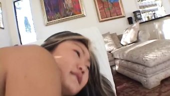 亚洲少女口交并被舔屁眼