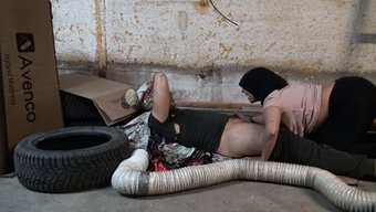 乞丐被诱惑并吞下我的鸡巴