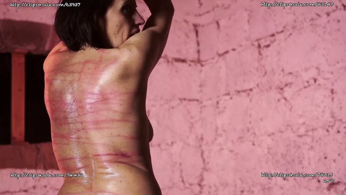 黑人熟女在极端的bdsm场景中被鞭打和打屁股