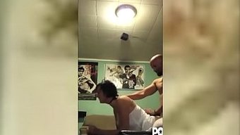 妻子被占主导地位的邻...