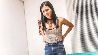 小巧的业余拉丁美女被...