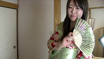 紧身的少女在日式按摩...